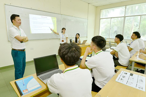 Sinh viên Việt Nam thuyết trình thực tế